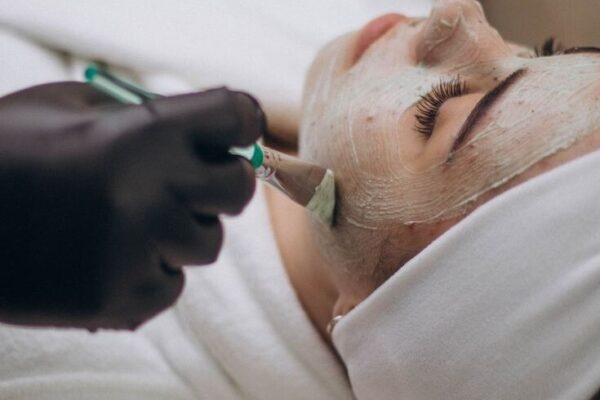 Pelle luminosa e sana, come? Trattamenti viso professionali e routine domiciliare!
